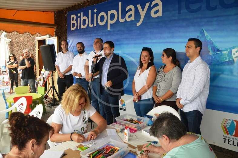 Momento del acto inaugural de la Biblioplaya en Melenara (Foto TA)